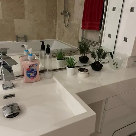 Tatil Evi Penthouse Style Luxury 2 Bedroom House Has Hot-tub, Extra Fees Apply *