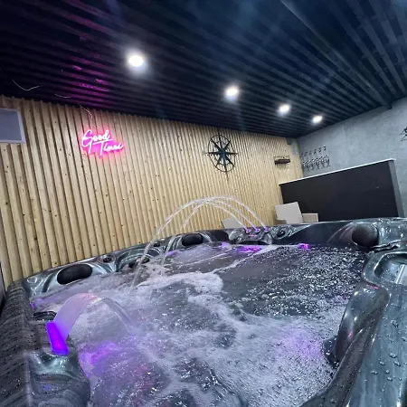 Penthouse Style Luxury 2 Bedroom House Has Hot-tub, Extra Fees Apply