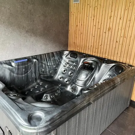 Penthouse Style Luxury 2 Bedroom House Has Hot-tub, Extra Fees Apply