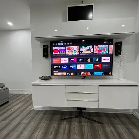 Penthouse Style Luxury 2 Bedroom House Has Hot-tub, Extra Fees Apply * Birmingham