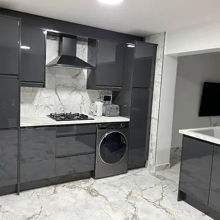 Penthouse Style Luxury 2 Bedroom House Has Hot-tub, Extra Fees Apply * Birmingham