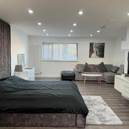 Penthouse Style Luxury 2 Bedroom House Has Hot-tub, Extra Fees Apply