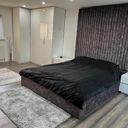 Penthouse Style Luxury 2 Bedroom House Has Hot-tub, Extra Fees Apply Holiday home