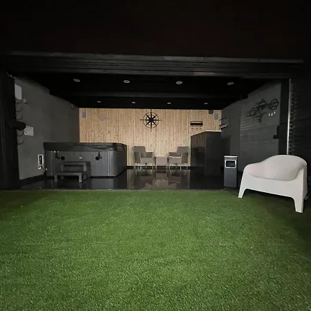 Penthouse Style Luxury 2 Bedroom House Has Hot-tub, Extra Fees Apply * Birmingham