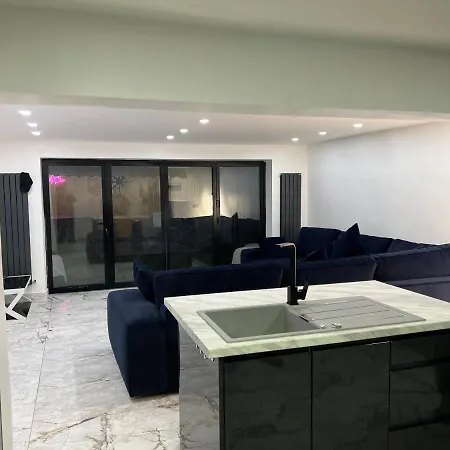 Penthouse Style Luxury 2 Bedroom House Has Hot-tub, Extra Fees Apply Birmingham