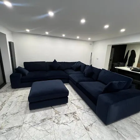 Penthouse Style Luxury 2 Bedroom House Has Hot-tub, Extra Fees Apply Birmingham