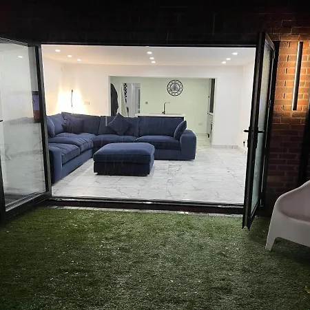 Penthouse Style Luxury 2 Bedroom House Has Hot-tub, Extra Fees Apply